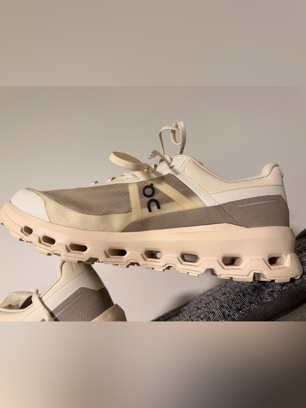 On Clouds Men Running Shoes - Picture 2 of 4